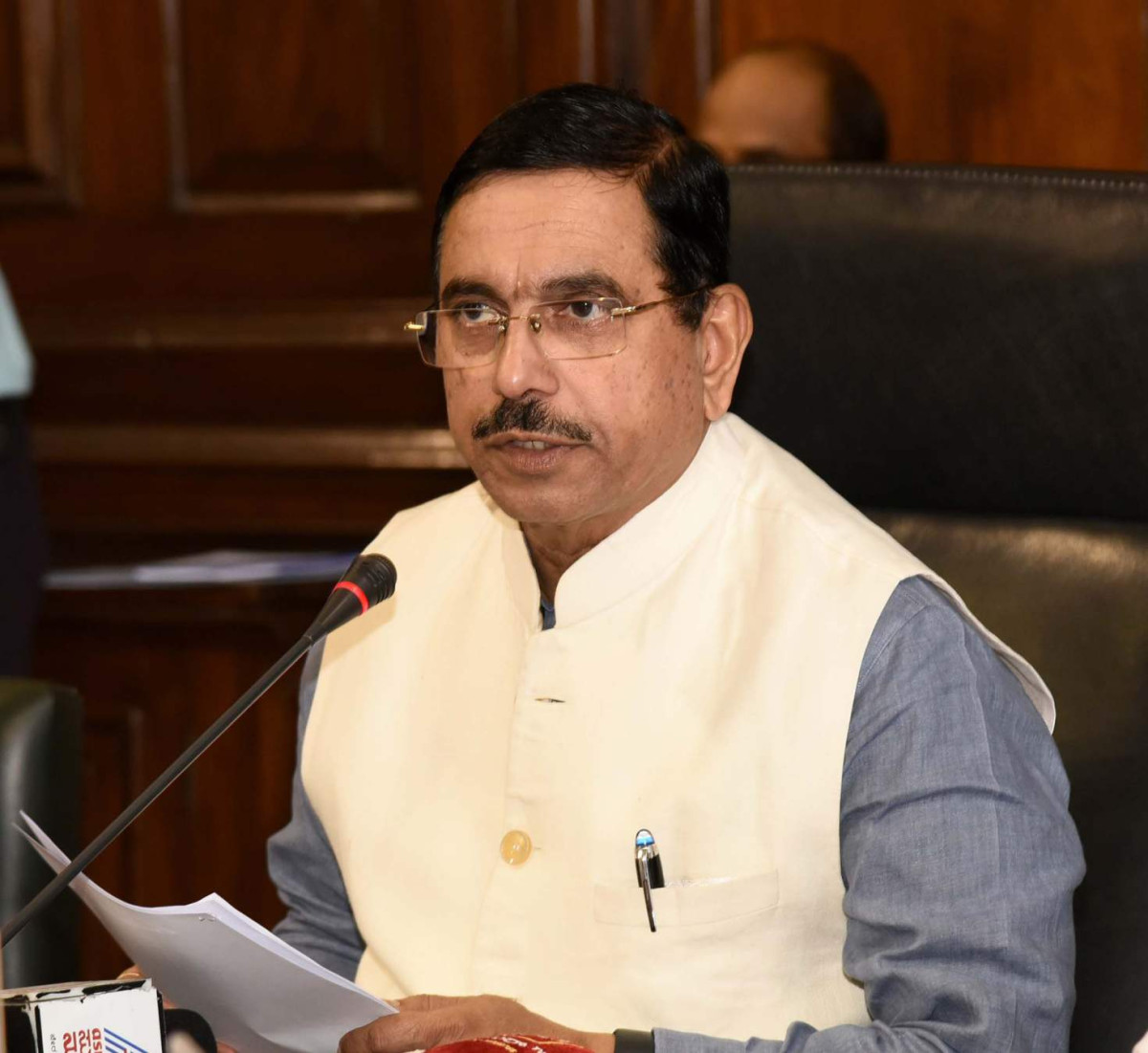 प्रह्लाद जोशी बने नए शिक्षा मंत्री, धर्मेंद्र प्रधान के इस्तीफे के बाद हुआ ऐलान